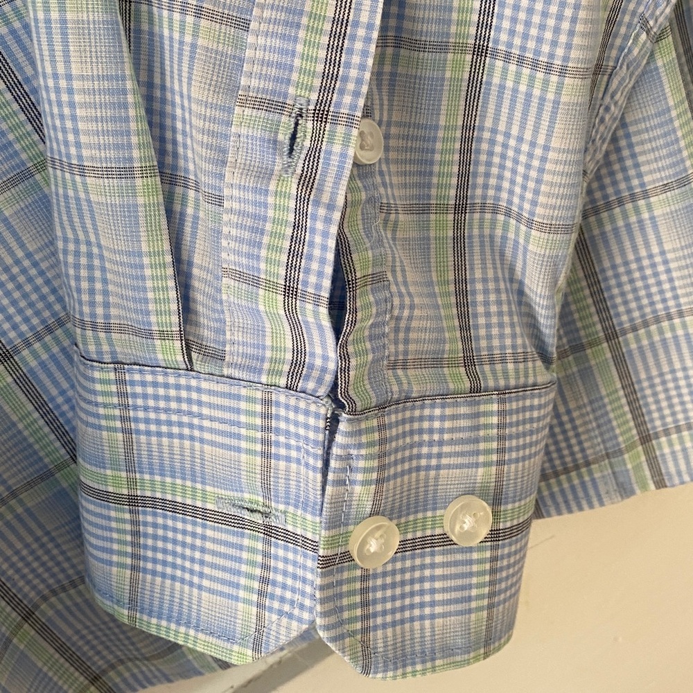 Van Heusen Never Tuck Men’s Med Runs Small Lt Blue Plaid Button Down Shirt - Picture 13 of 14